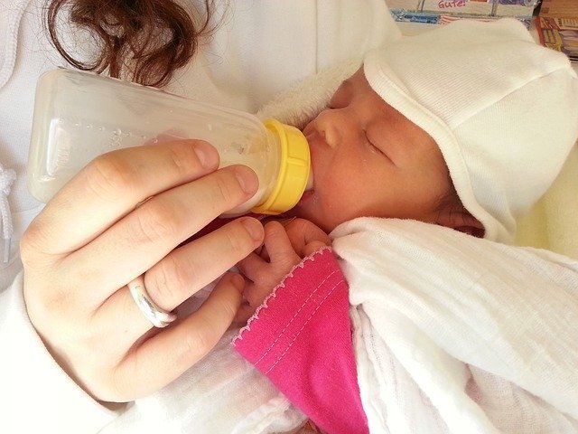 Bottle feeding baby, bottlefeeding baby, benefits of bottlefeeding